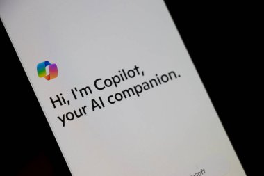 Varşova Polonya - 10 Mart 2025: Microsoft Copilot 'un teknoloji ve yenilik sergileyen bir yapay zeka arkadaşını gösteren bir akıllı telefon ekranının yakın çekimi.
