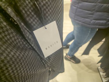 Przemysl Polonya - Mart 12025: Alışveriş saatlerinde perakende mağazasında 'Mohito' etiketli bir giyim etiketinin yakın çekimi.