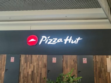 Przemysl Polonya - Mart 12025: Pizza Hut restoran tabelası markalaştırma ve tüketici cazibesini vurgulayan ticari bir alanda belirgin bir şekilde gösterildi.