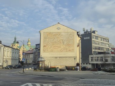 Rzeszow Polonya - 2 Mart 2025: Tarihsel şehir haritasını tasvir eden mimari duvar resmi, çağdaş binalara karşı canlı bir sokak ortamında kentsel mirası gösteriyor.
