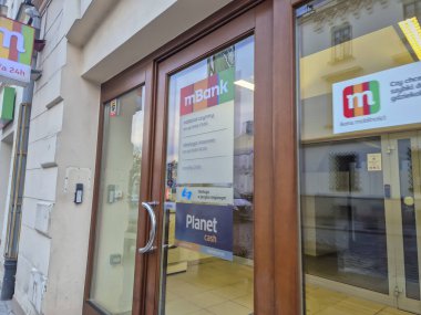 Rzeszow Polonya - 2 Mart 2025: Bankaya Giriş açık tabela ve günışığında modern bir cephe ile bankacılık hizmetleri sergiliyor.