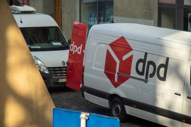 Rzeszow Polonya - 2 Mart 2025: Bir kentsel alana park etmiş iki dağıtım aracı görünür markalaşma ile lojistik faaliyetlerini sergiliyor.