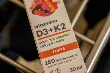 Varşova Polonya - 3 Mart 2025: D3 + K2 vitamini beslenme destek kutusu Sağlığa yararlı bilgiler ve ürün detayları.