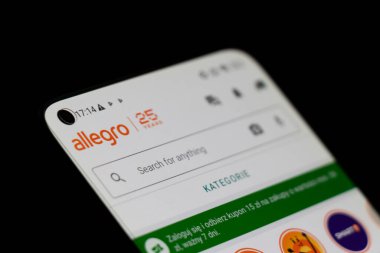 Varşova Polonya - 10 Mart 2025: Allegro web sitesinin 25. yıldönümünü ve çevrimiçi alışveriş için kullanıcı dostu arayüzünü vurgulayan akıllı telefonun yakın çekimi.