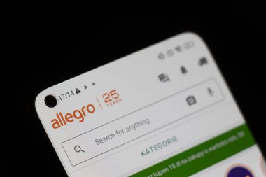Varşova Polonya - 10 Mart 2025: Allegro 'nun modern ekommerizmin 25 yıllık hizmetini kutlayan arama arayüzünü gösteren mobil ekranın yakın çekimi.