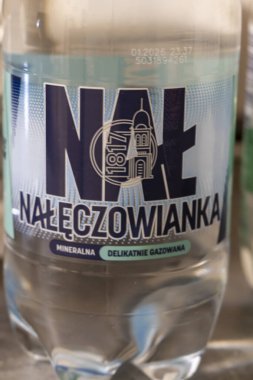 Varşova Polonya - 11 Mart 2025: Naleczowianka maden suyu şişesi temiz tasarım ve bir rafta belirgin logo sergilenmektedir.