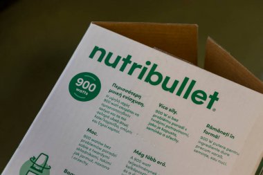 Varşova Polonya - 11 Mart 2025: 900 watt 'lık gücü vurgulayan birden fazla dilde özellikleri ve detayları gösteren bir Nutribullet kutusunun yakın çekimi.