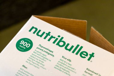 Varşova Polonya - 11 Mart 2025: Kutuda enerji özellikleri ve çok dilli açıklamalar içeren bir NutriBullet karıştırıcısının ürün ambalajı.