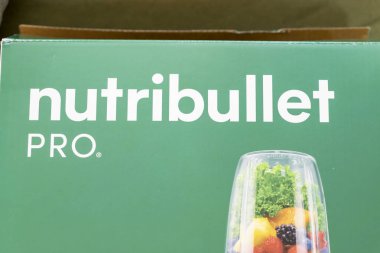 Varşova Polonya - 11 Mart 2025: Nutribullet Pro blender ambalajı Taze meyve ve sebzeleri gösteriyor.