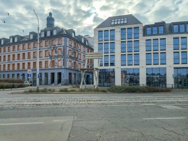 Wroclaw Polonya - 23 Şubat 2025: Modern binaların mimari görüşü şehir ortamında benzersiz tasarım unsurları sergiliyor.