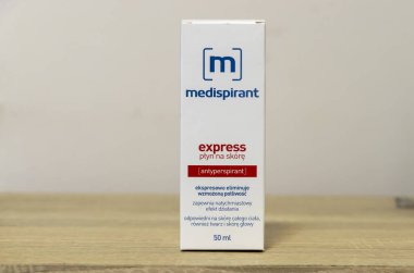Varşova Polonya - 11 Mart 2025: Medispirant Express terleme önleyici sprey modern tasarımı vurgulayan ahşap bir yüzeye yerleştirilmiş parlak bir paket.