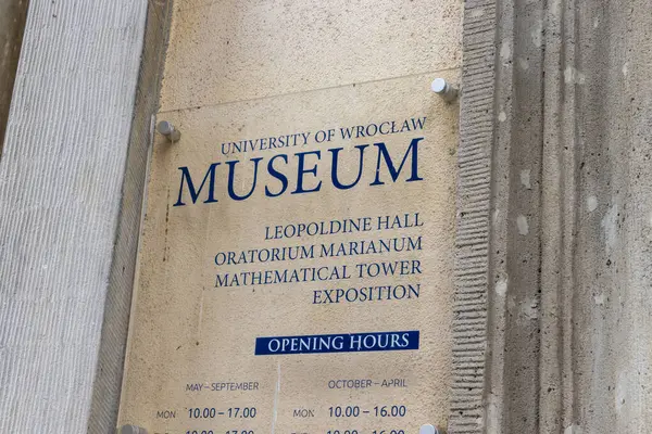 Wroclaw Polonya - 23 Şubat 2025: Wroclaw Üniversitesi Müzesi 'nin açılış saatlerini ve mimari sergilerinin ayrıntılarını gösteren imzası