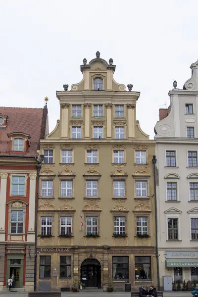 Wroclaw Polonya - 23 Şubat 2025: Wroclaw pazar meydanındaki tarihi bina turistlerin ve yerlilerin ilgisini çeken dekoratif mimariye sahip.