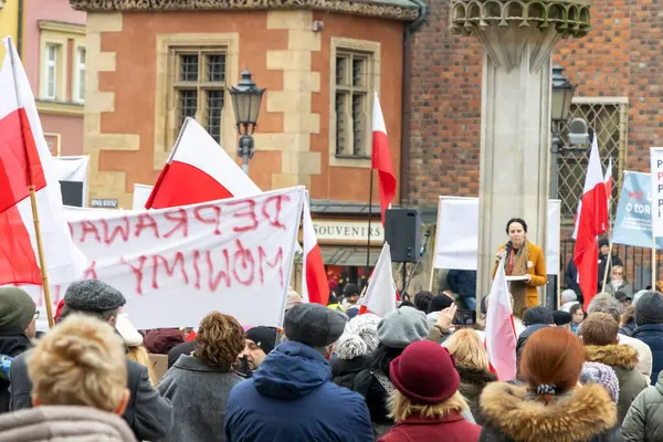 Wroclaw Polonya - 23 Şubat 2025: Wroclaw 'ın ana meydanında yerel meseleleri savunan Polonya bayrakları ve pankartlarıyla halk toplantısı.