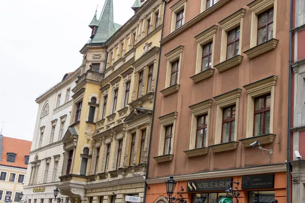 Wroclaw Polonya - 23 Şubat 2025: Tarihi binaların cephelerinde şehir merkezinde çeşitli mimari stiller sergilenmektedir..