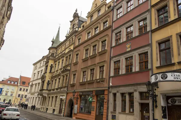 Wroclaw Polonya - 23 Şubat 2025: Wroclaw 'da büyüleyici bir cadde boyunca uzanan tarihi binalar benzersiz mimari tarzlar ve canlı cepheler sergiliyor.