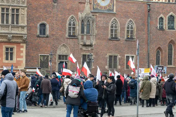 Wroclaw Polonya - 23 Şubat 2025: Halkın dayanışması ve toplum ruhunu gösteren bir gösteri sırasında Polonya bayrakları taşıyan kalabalık meydanı.
