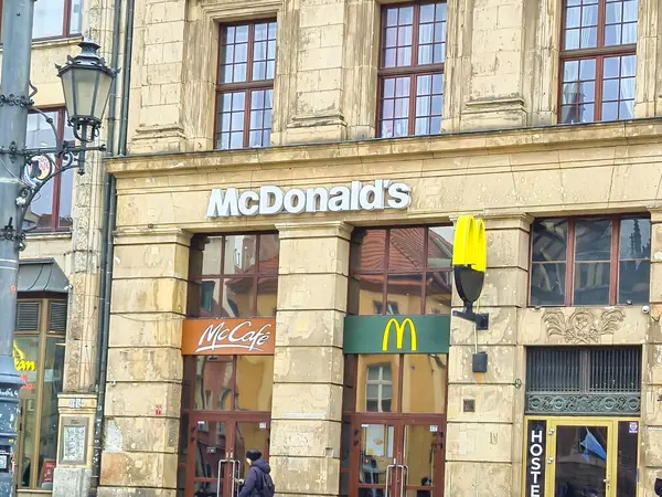Wroclaw Polonya - 23 Şubat 2025: Wroclaw 'daki McDonald' s ve McCafe 'nin dış görünüşü Fast food kültürünü gözler önüne seriyor.