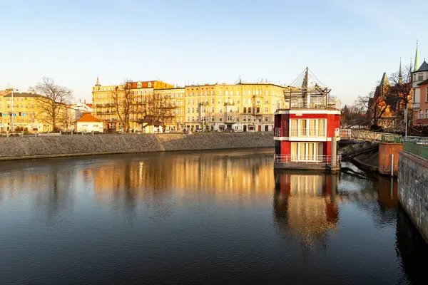 Wroclaw Polonya - 23 Şubat 2025: Zabka 'nın logosu, mağaza vitrinlerinde belirgin bir şekilde yeşil arka planda sergilenen popüler bir market zinciri.