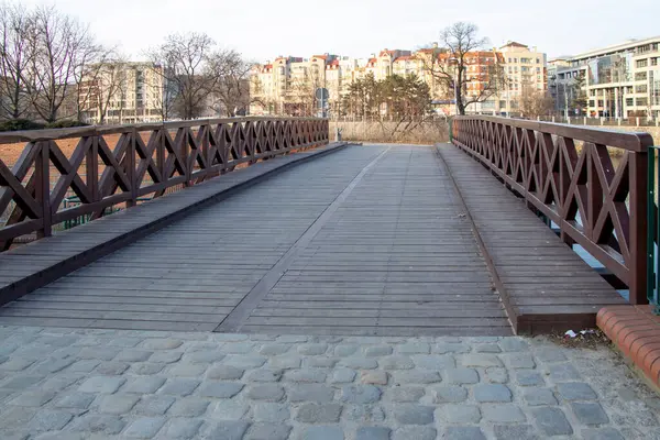 Wroclaw Polonya - 23 Şubat 2025: Zabka 'nın logosu, mağaza vitrinlerinde belirgin bir şekilde yeşil arka planda sergilenen popüler bir market zinciri.