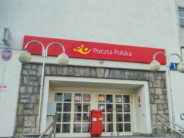 Rzeszow Polonya - 2 Mart 2025: Poczta Polska postanesinin dış görünüşü posta hizmetlerini sembolize eden kırmızı tabela ve girişini gösteriyor.