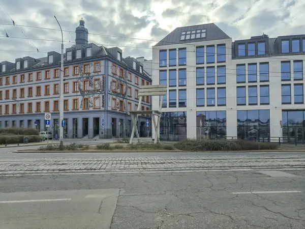 Wroclaw Polonya - 23 Şubat 2025: Modern binaların mimari görüşü şehir ortamında benzersiz tasarım unsurları sergiliyor.