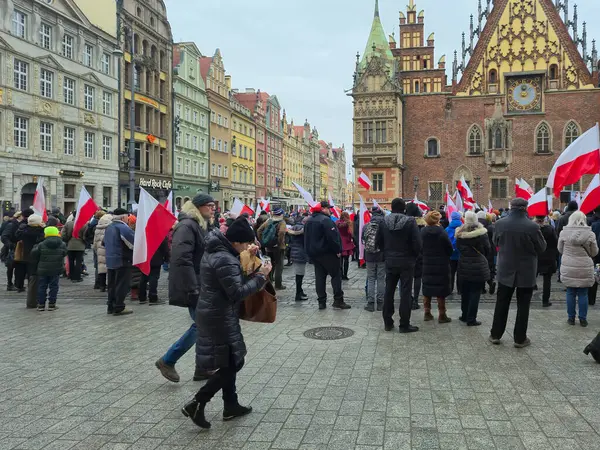 Wroclaw Polonya - 23 Şubat 2025: Kasaba meydanında Polonya bayraklarıyla toplanan kalabalık.