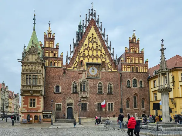 Wroclaw Polonya - 23 Şubat 2025: Gotik tarzı Eski Şehir Salonunun yer aldığı tarihi pazar meydanı.