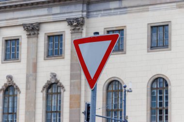 Berlin 'deki tarihi bir binanın önünde, kentsel alanlardaki sürücüler için yol güvenliğini ve farkındalığı destekleyen trafik verimliliği levhası gösterildi.