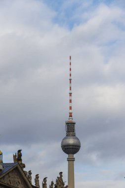 Berlin TV Kulesi, ikonik tasarımını içeren bulutlu bir gökyüzüne karşı dimdik ayakta duruyor. Berlin 'de seyahat ve turizm için mükemmel bir dönüm noktası..