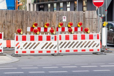 Şehir caddesinde trafik bariyerleri kurulmuş. Yol inşaatında faaliyet var. Bölge geçici olarak kapatıldı..