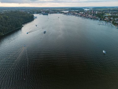 Mazury Polonya 'da sakin bir gölün havadan görünüşü. Bereketli yeşillik ve pitoresk şehirlerle çevrili sakin sularda yüzen tekneler..