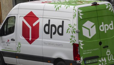 Rzeszow Polonya - 15 Mart 2025: DPD dağıtım kamyoneti markalaştırma ve lojistik ve ulaşımı sembolize eden kentsel bir çevrede park edilmiş modern bir tasarım.