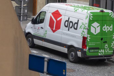 Rzeszow Polonya - 15 Mart 2025: Bir DPD dağıtım minibüsü kaldırım taşlı bir sokakta park halinde markalaştırılmış ve çevre dostu mesaj bırakıldı.