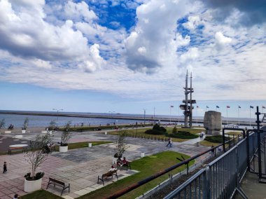 Gdynia Polonya - 17 Haziran 2022: Deniz manzaralı, deniz kıyısındaki hareketli bir gezinti alanı.