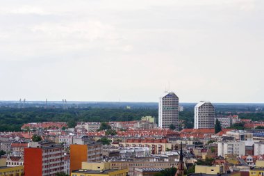 Wroclaw Polonya - 16 Haziran 2022: Wroclaw gökyüzü altında çeşitli mimari ve yeşilliklerin yer aldığı panoramik manzara.