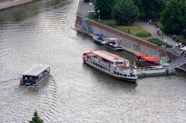 Wroclaw Polonya - 16 Haziran 2022: Odra Nehri 'nde yüzen teknelerin manzaralı manzarası.