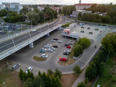 Rzeszow Polonya - 3 Haziran 2024: Park halindeki araçlar ve çevre yeşillikler ile dolu işlek bir kentsel yol.