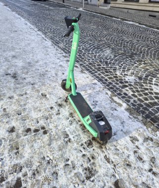 Rzeszow Polonya - 15 Mart 2025: Parklı bir elektrikli scooter şehir hareketliliğini ve yenilikçi ulaşım seçeneklerini gözler önüne seriyor.
