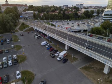 Rzeszow Polonya - 3 Haziran 2024: Rzeszow 'daki trafik ve otopark manzarası akşam saatlerinde kent mimarisi ve altyapısını gözler önüne seriyor.
