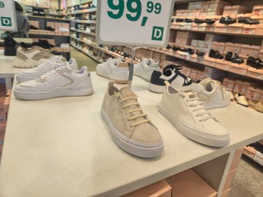 Przemysl Poland - Mart 12025: Ayakkabı mağazasında satılık çeşitli spor ayakkabıları sergilenmektedir. Ürünlerde modern tasarımlar ve uygun fiyatlandırma sergileniyor.