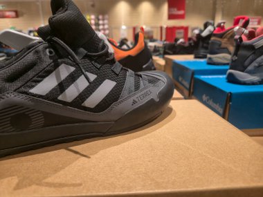 Przemysl Poland - Mart 12025: Bir Adidas Terrex 'in yakın plan tırmanış ayakkabısı açık hava ayakkabıları satan bir mağazadaki karton kutuda sergileniyor.