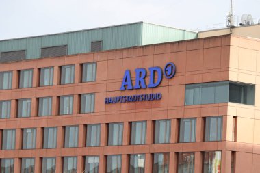 Berlin Almanya - 11 Nisan 2025: ARD Hauptstadstüdyo binasında modern mimari sergilenmektedir..