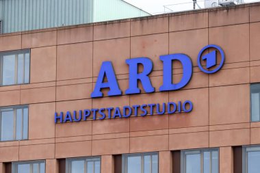 Berlin Almanya - 11 Nisan 2025: ARD Hauptstadt stüdyo binasının ön cephelerinde öne çıkan mavi bir logo ve modern bir mimari zemine karşı tabela.