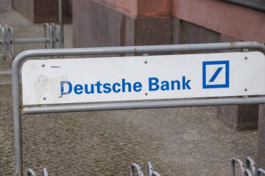Berlin Almanya - 11 Nisan 2025: Deutsche Bank tabelası sokakta belirgin bir şekilde sergilendi. Görüntü, kentsel finans ve iş ortamının özünü yansıtıyor.