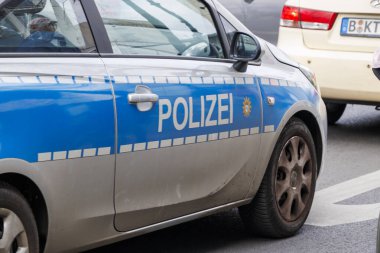 Berlin Almanya - 11 Nisan 2025: Görünür işaretli bir polis arabası şehir merkezinde park halinde. Araç, şehirdeki güvenlik güçlerini yansıtıyor..