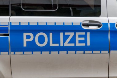 Berlin Almanya - 11 Nisan 2025: Kapıda, kolluk kuvvetlerini sembolize eden 'Polis 