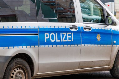 Berlin Almanya - 11 Nisan 2025: 'Polizei' nin şehir bölgelerindeki kolluk kuvvetlerinin varlığını sembolize eden kalın mektuplarla gösterilen polis minibüsünün yakın görüntüsü.