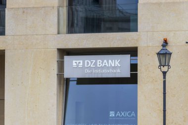 Berlin Almanya - 11 Nisan 2025: DZ Bank binası modern mimari ve logosunu sergiliyor. Belirgin bir özellikli kent bankası sergilenen finansal hizmetler.