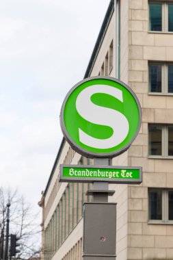 Berlin Almanya - 11 Nisan 2025: S-Bahn istasyonu Brandeburg Kapısı için sokak tabelası Orta Berlin 'de tarihi eser yakınlarında toplu taşıma erişimini gösteriyor.